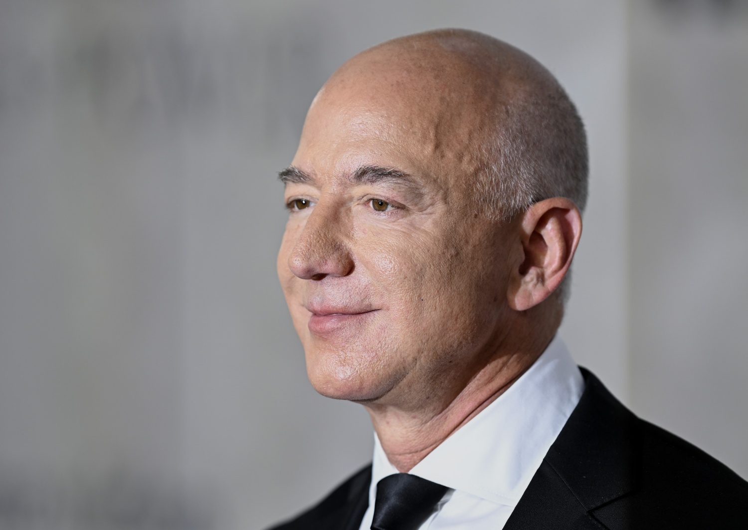 Jeff Bezos, Jay-Z plan to make bid on Washington Commanders