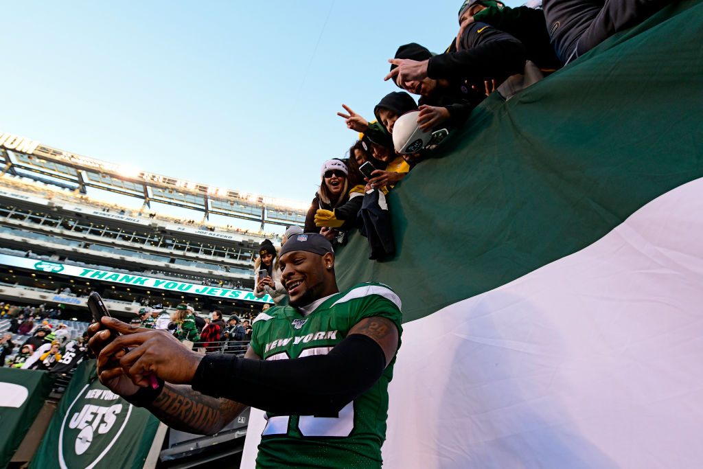 Le'Veon Bell and the New York Jets upset the Pittsburgh Steelers, 16-10