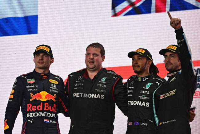 Lewis Hamilton Cuts Max Verstappen's F1 Lead to 8 Points After Dominant Qatar Grand Prix Win